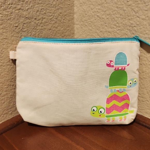 thirty-one Handbags - Thirty-One Accessory Bag with Colorful Turtle Design
